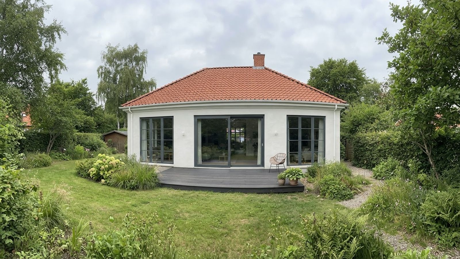 Ny terrassedør i aftenlys bag en dansk bolig
