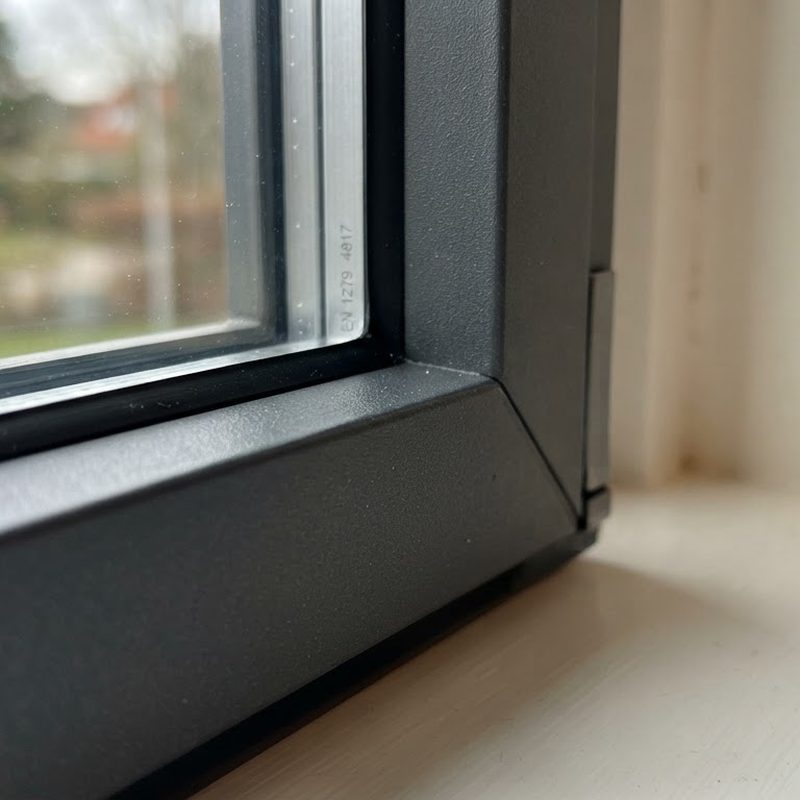 Detalje af vindue med forsatsramme og isolerglas